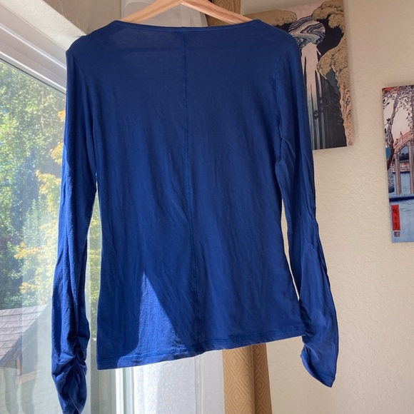 Women’s Dark Blue CAbi Ruched Fitted V Neck Shirt with ruched sleeves, size M - Picture 8 of 9